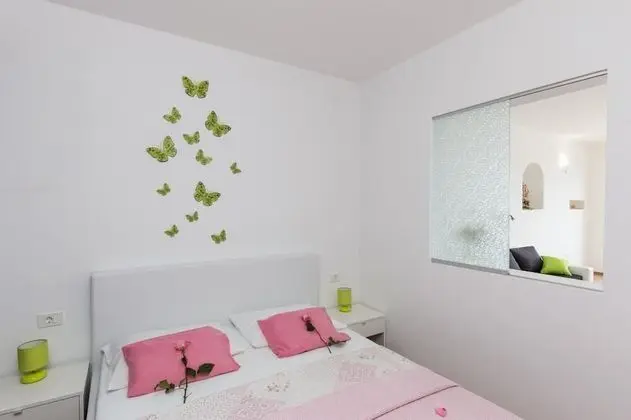 Apart Daire (One-Bedroom Apartment with Balcony)