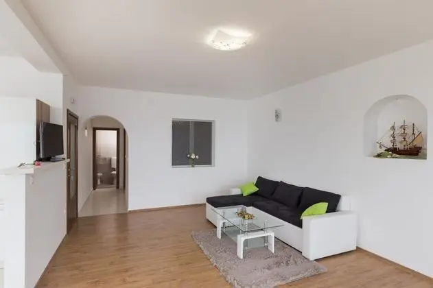 Apart Daire (One-Bedroom Apartment with Balcony)
