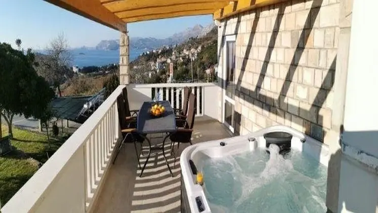 Apart Daire (One Bedroom Apartment with Jacuzzi an)