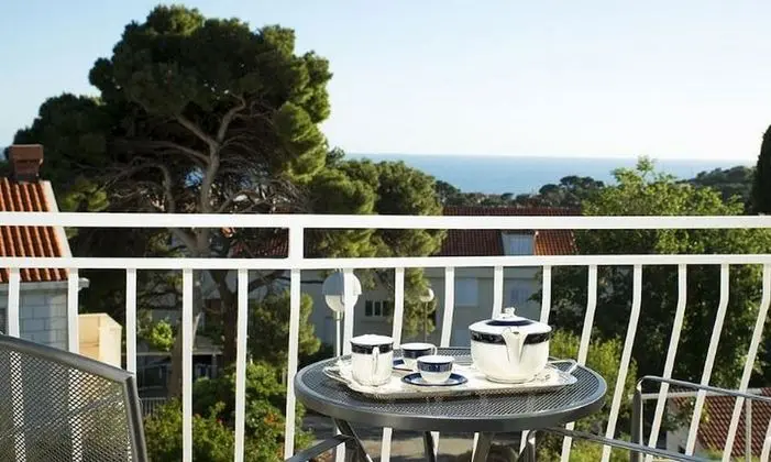 Tek Büyük veya İki Ayrı Yataklı Oda, Balkon, Deniz Manzaralı