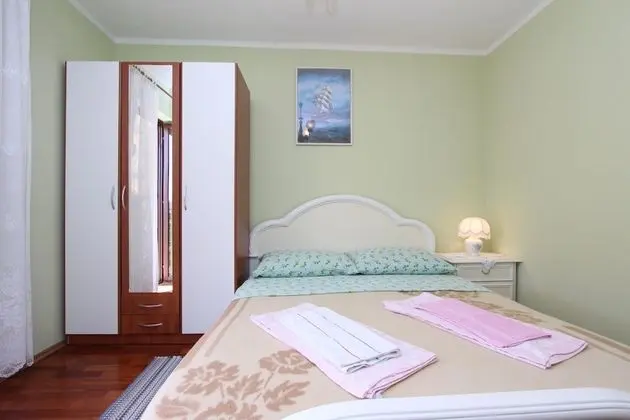 Apart Daire, 2 Yatak Odası, Balkon, Bahçe Manzaralı