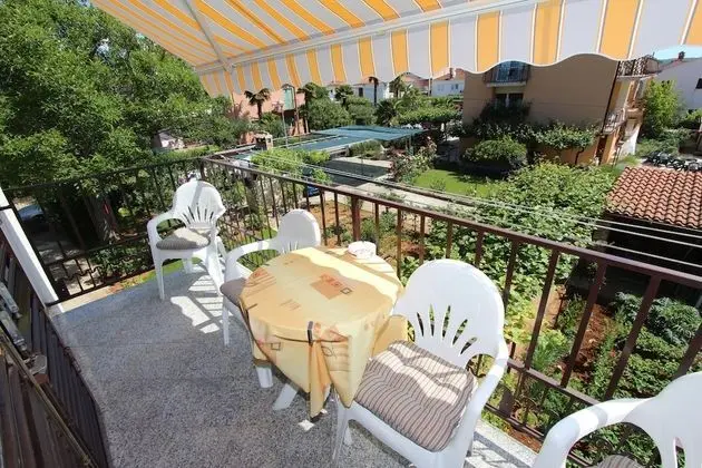 Apart Daire, 2 Yatak Odası, Balkon, Bahçe Manzaralı