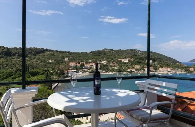 Stüdyo (Studio Apartment with Balcony and Sea)