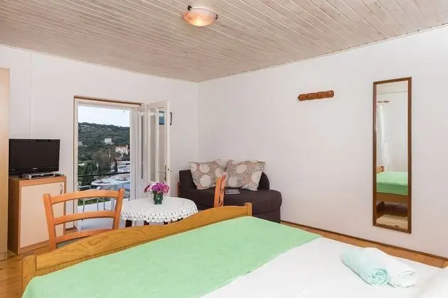 Stüdyo (Studio Apartment with Balcony and Sea)