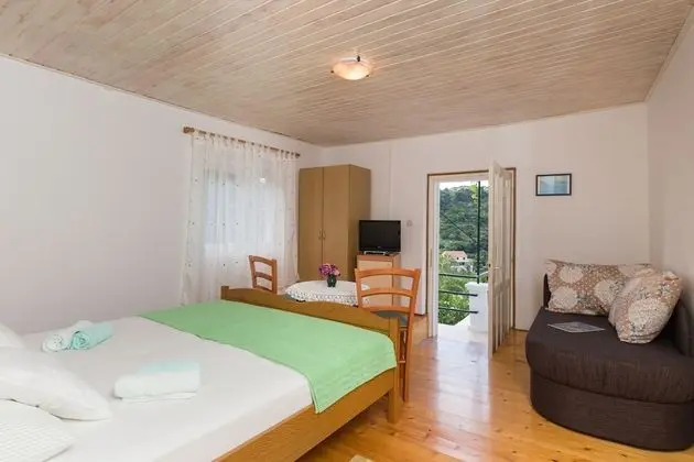 Stüdyo (Studio Apartment with Balcony and Sea)