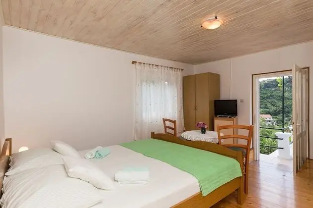 Stüdyo (Studio Apartment with Balcony and Sea)