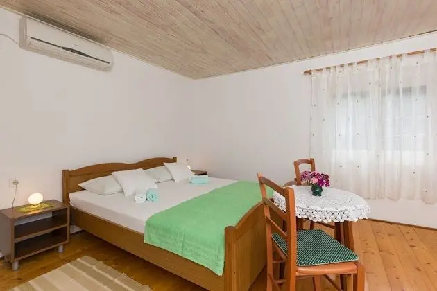 Stüdyo (Studio Apartment with Balcony and Sea)