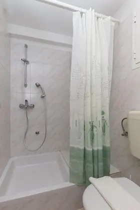 Stüdyo (Studio Apartment with Balcony and Sea)