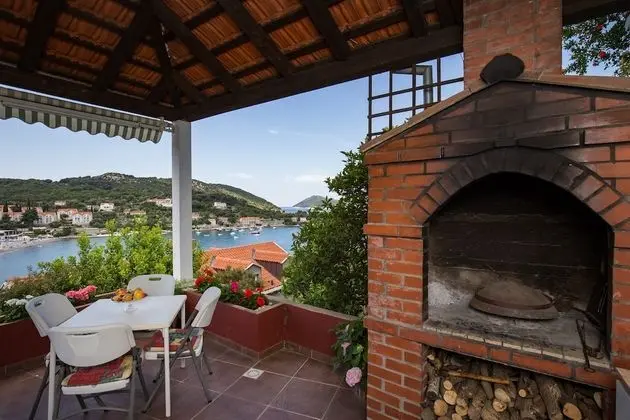 Stüdyo (Studio Apartment with Balcony and Sea)