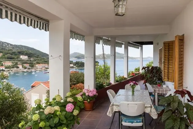 Stüdyo (Studio Apartment with Balcony and Sea)