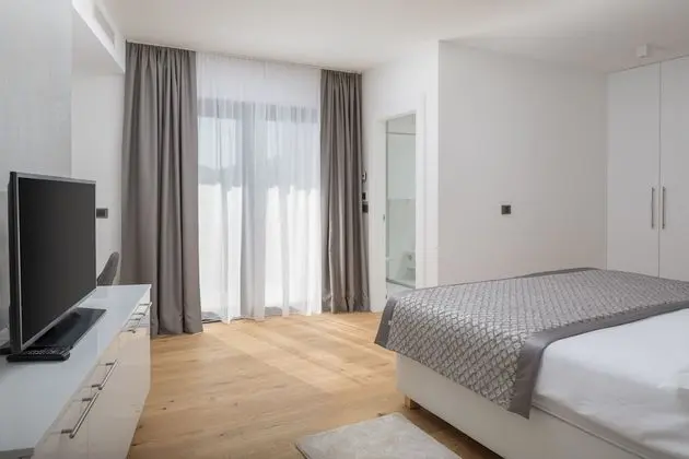 Luxury Apartment Nautica with Pool I