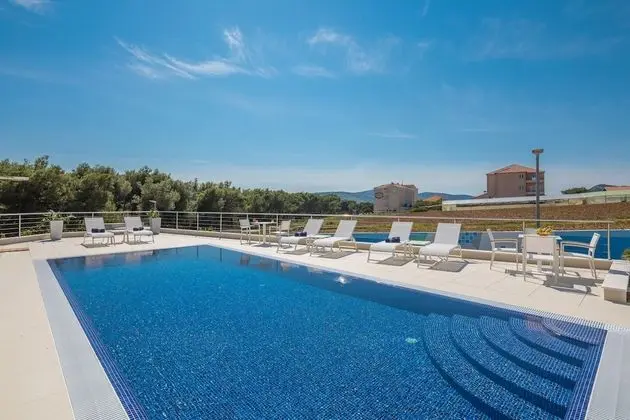 Luxury Apartment Nautica with Pool II