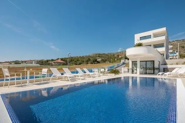 Luxury Apartment Nautica with Pool III