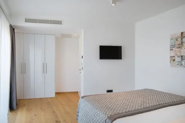 Luxury Apartment Nautica with Pool III