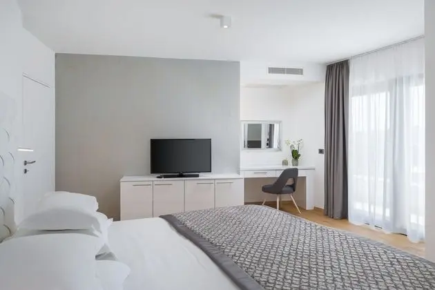 Luxury Apartment Nautica with Pool III