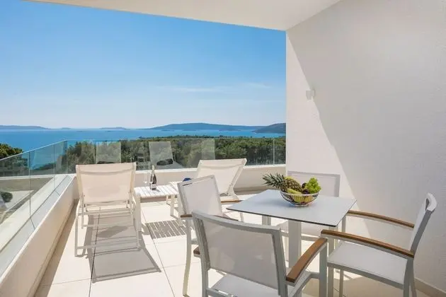 Luxury Apartment Nautica with Pool III