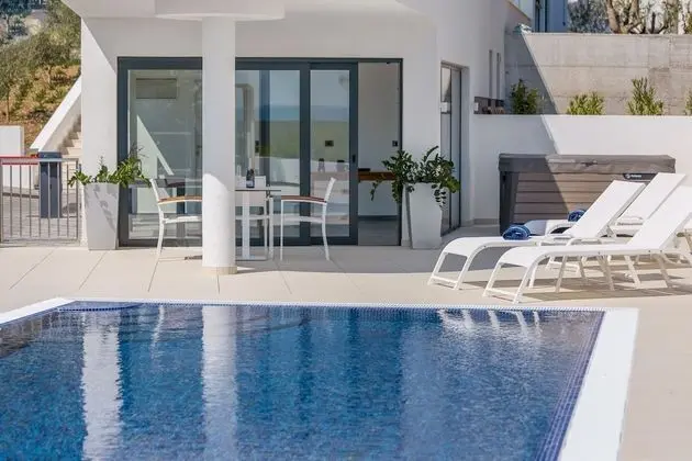 Luxury Apartment Nautica with Pool III