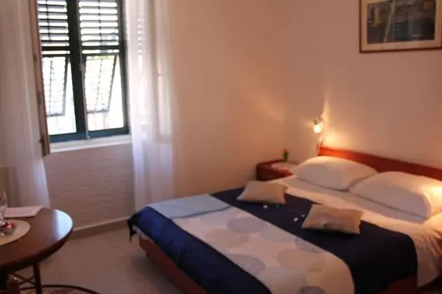 Tek Büyük Yataklı Oda (private kitchennete, private shower)