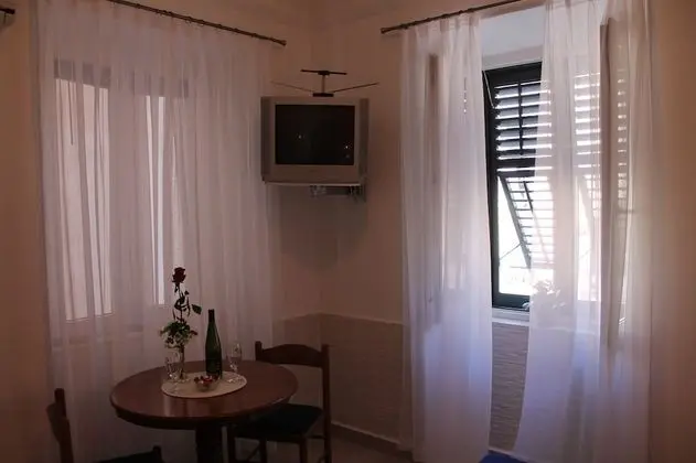 Tek Büyük Yataklı Oda (private kitchennete, private shower)