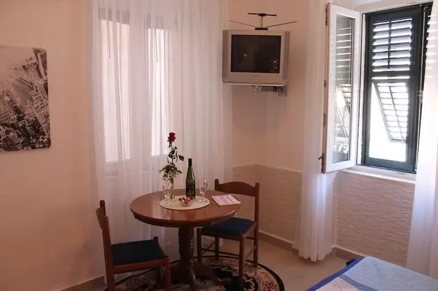 Tek Büyük Yataklı Oda (private kitchennete, private shower)