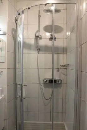 Tek Büyük Yataklı Oda (private kitchennete, private shower)