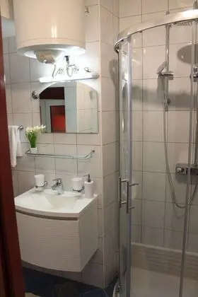 Tek Büyük Yataklı Oda (private kitchennete, private shower)