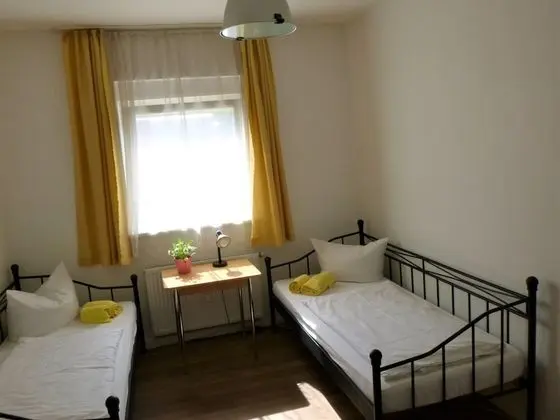 Standard Tek Büyük Yataklı Oda, Ortak Banyo (Zi 4-5 (2.OG.))
