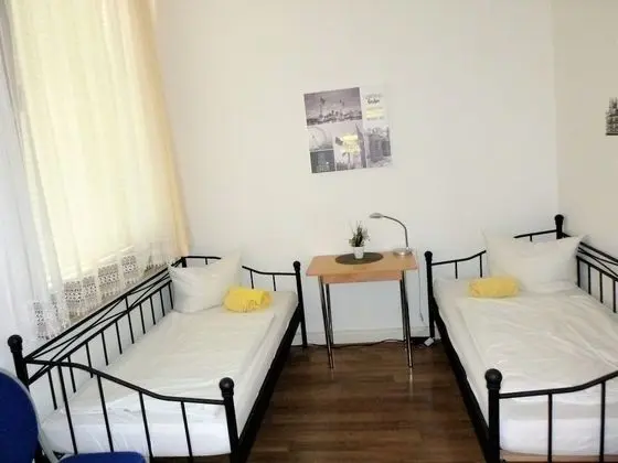 Tek Büyük Yataklı Oda, Ortak Banyo (Zi 1-2-3 (1.OG.))