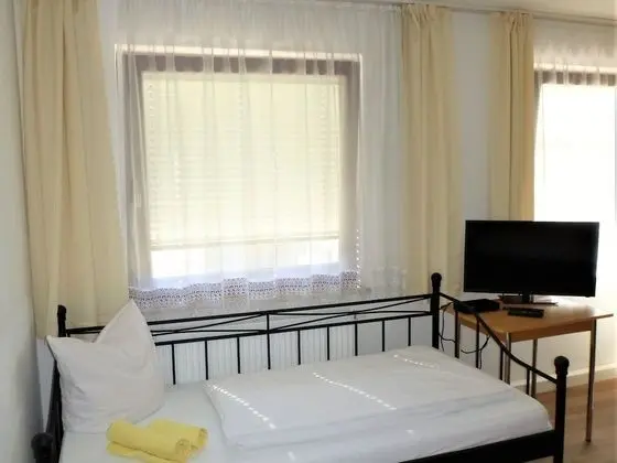 Tek Büyük Yataklı Oda, Ortak Banyo (Zi 1-2-3 (1.OG.))