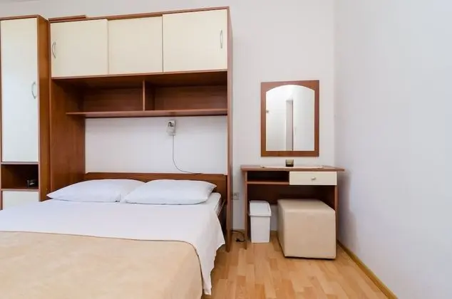 Basic Oda, 1 Büyük (Queen) Boy Yatak, Balkon, Deniz Manzaralı