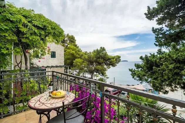 Stüdyo (Studio Apartment with Balcony and Sea)