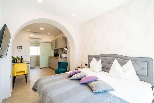 Stüdyo (Studio Apartment with Balcony and Sea)