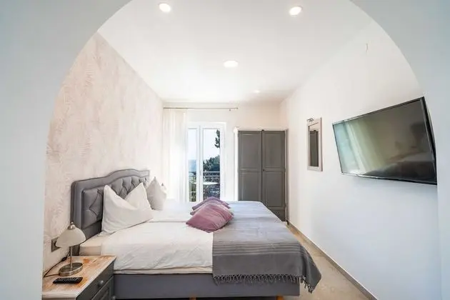 Stüdyo (Studio Apartment with Balcony and Sea)