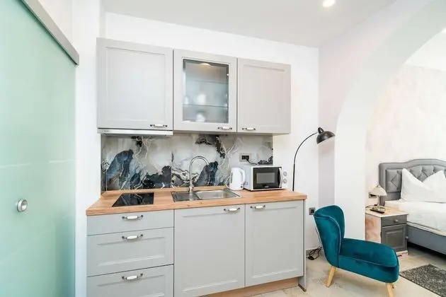 Stüdyo (Studio Apartment with Balcony and Sea)