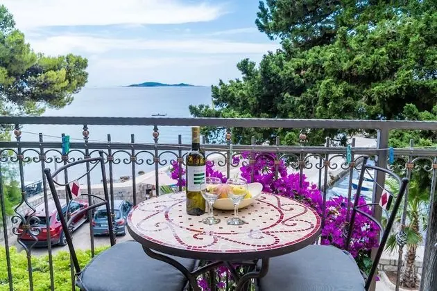 Stüdyo (Studio Apartment with Balcony and Sea)