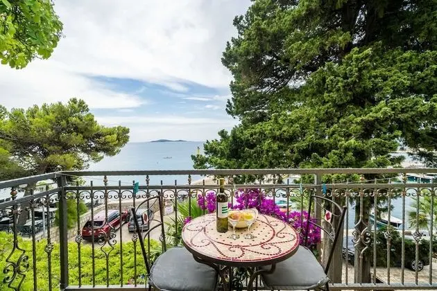 Stüdyo (Studio Apartment with Balcony and Sea)