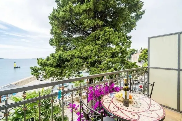 Stüdyo (Studio Apartment with Balcony and Sea)