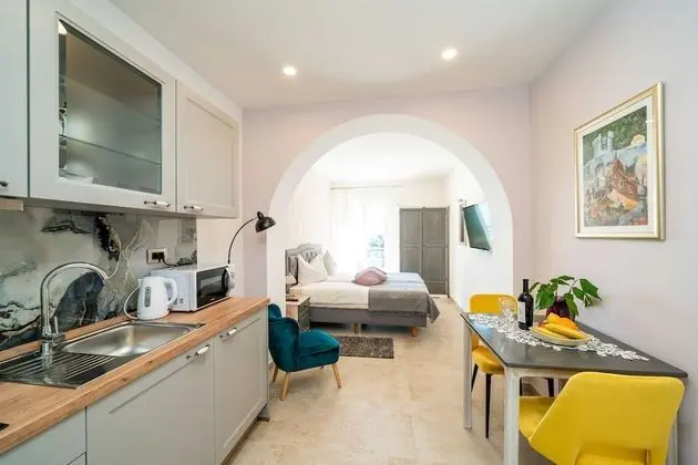 Stüdyo (Studio Apartment with Balcony and Sea)