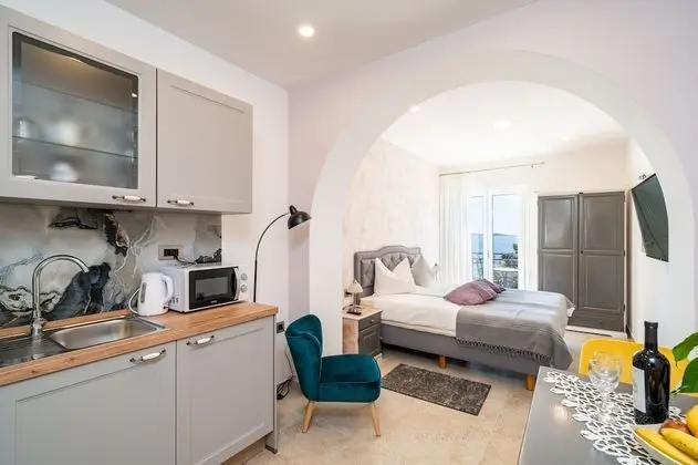 Stüdyo (Studio Apartment with Balcony and Sea)