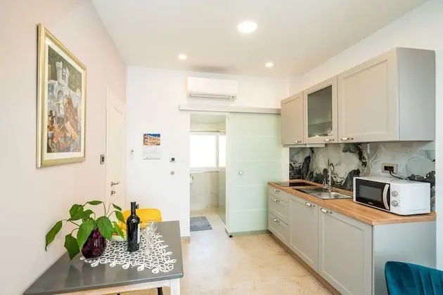 Stüdyo (Studio Apartment with Balcony and Sea)