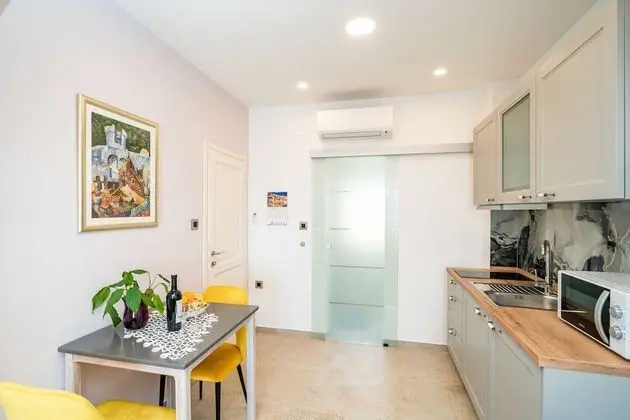 Stüdyo (Studio Apartment with Balcony and Sea)