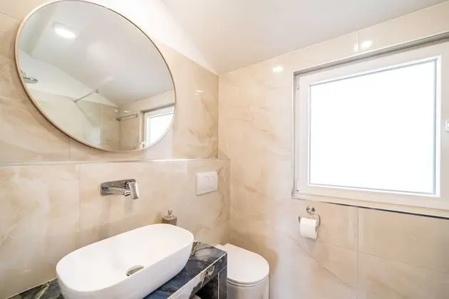 Stüdyo (Studio Apartment with Balcony and Sea)