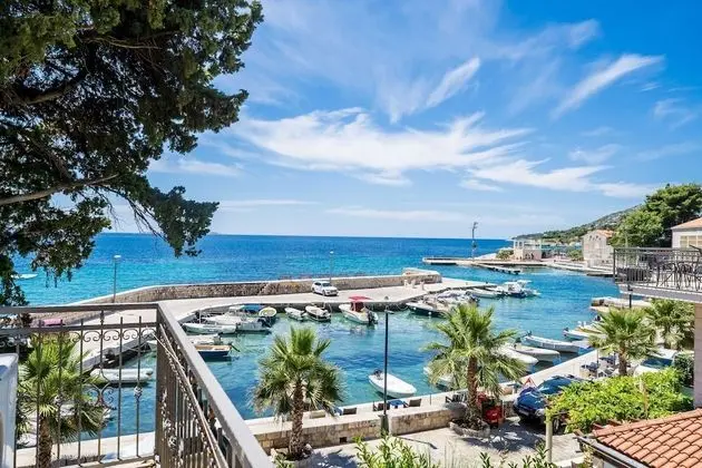 Tek Büyük Yataklı Oda (Double Room with Balcony and Sea View)