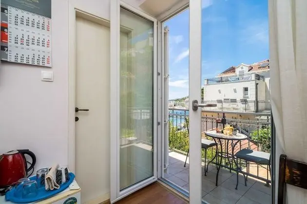 Tek Büyük Yataklı Oda (Double Room with Balcony and Sea View)