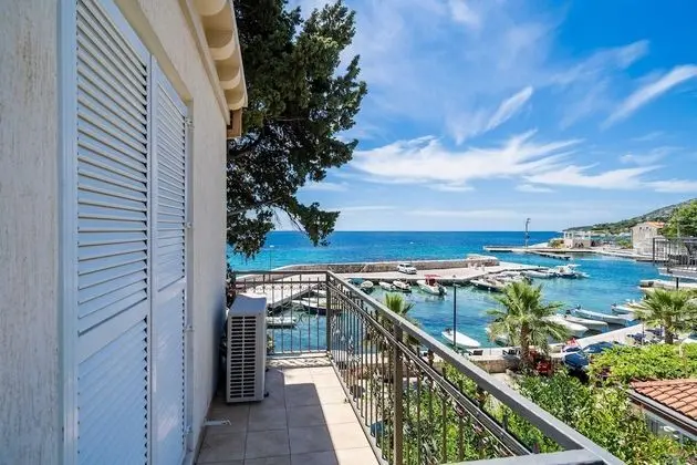 Tek Büyük Yataklı Oda (Double Room with Balcony and Sea View)