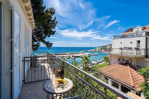 Tek Büyük Yataklı Oda (Double Room with Balcony and Sea View)