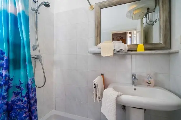 Tek Büyük Yataklı Oda (Double Room with Balcony and Sea View)