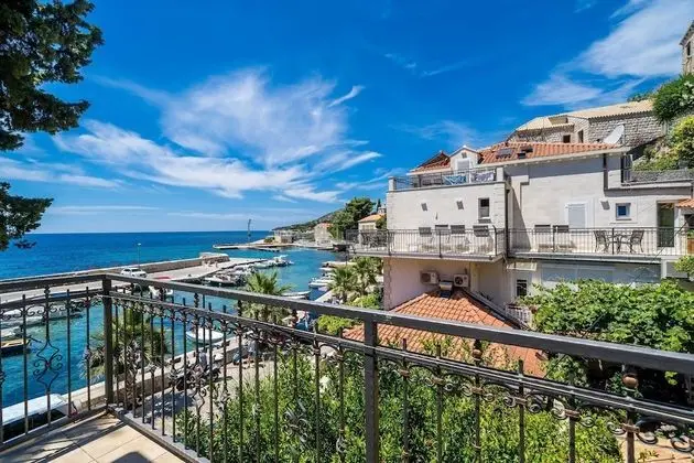 Tek Büyük Yataklı Oda (Double Room with Two Balconies and Se)