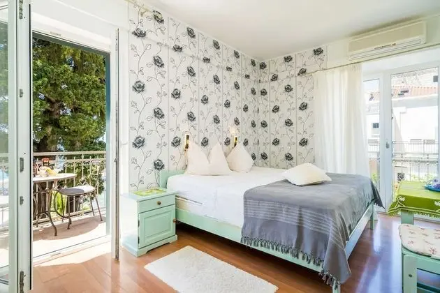 Tek Büyük Yataklı Oda (Double Room with Two Balconies and Se)