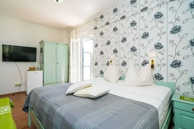 Tek Büyük Yataklı Oda (Double Room with Two Balconies and Se)